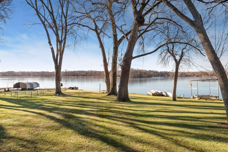 157 Peninsula Rd, Medicine Lake, MN 55441