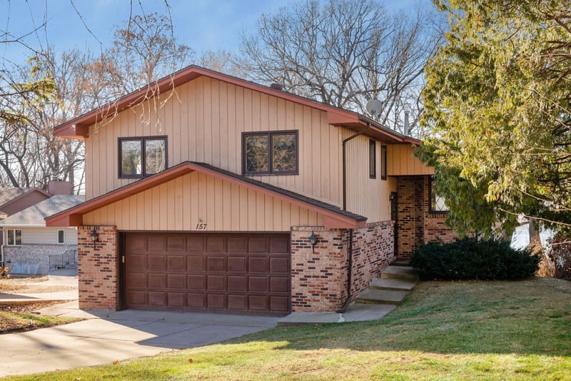 157 Peninsula Rd, Medicine Lake, MN 55441