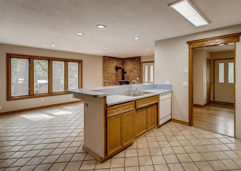2728 Woodcrest Dr, Mounds View, MN 55112