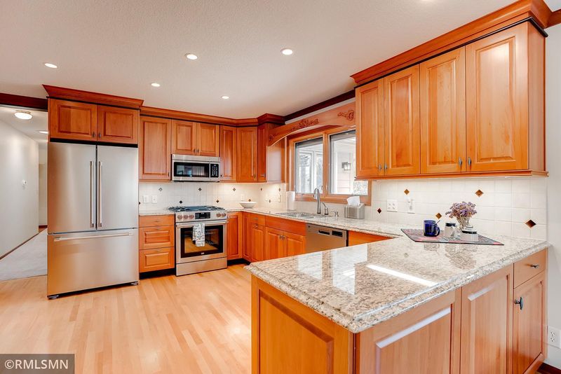 2466 Sheldon St, Roseville, MN 55113
