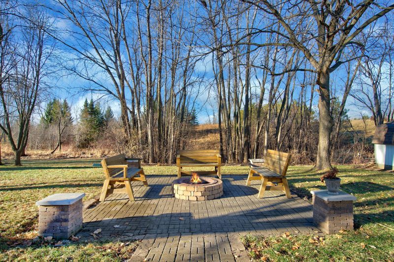 2116 Helena Rd N, Oakdale, MN 55128
