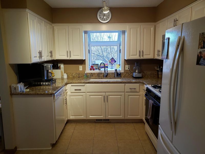 2232 Lamplight Dr, Woodbury, MN 55125