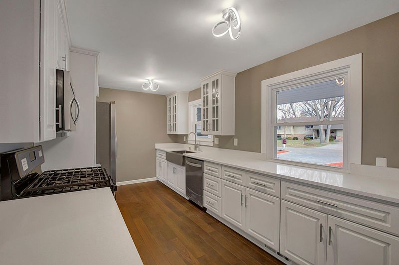 4704 Fairhills Rd W, Minnetonka, MN 55345