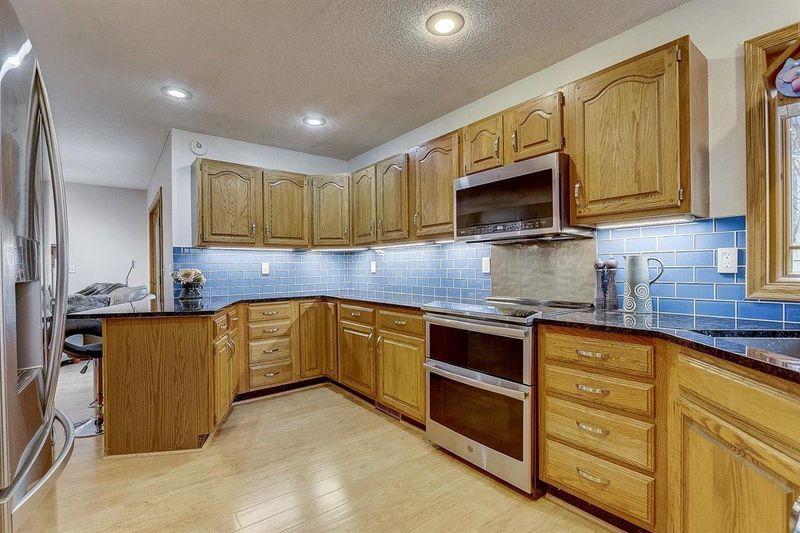 18936 Nature Ln, Eden Prairie, MN 55346