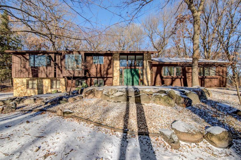 27 E Oaks Rd, North Oaks, MN 55127