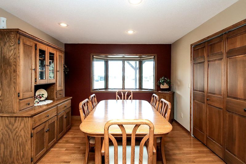 475 Shady Ridge Rd NW, Hutchinson, MN 55350