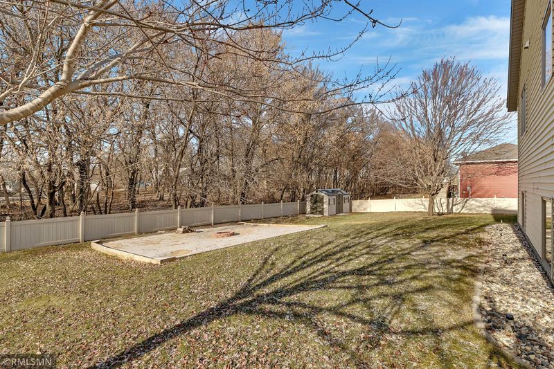 683 West River Dr, New London, MN 56273