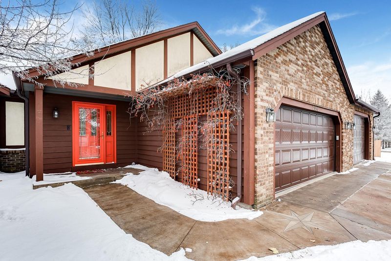 2355 Walnut Creek Dr W, Stillwater, MN 55082
