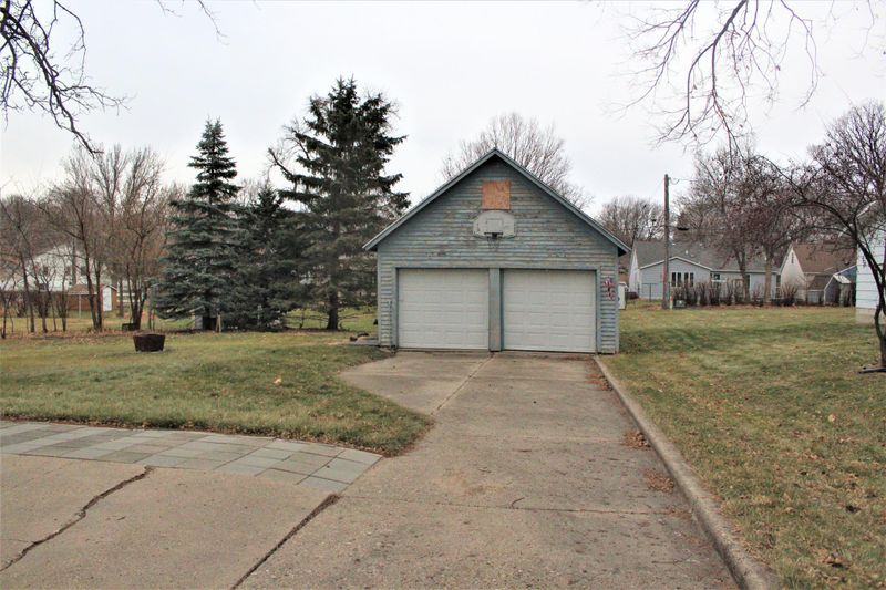 864 S Prairie Ave, Fairmont, MN 56031