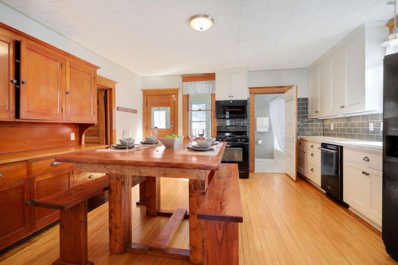 106 N Pine St, Chaska, MN 55318