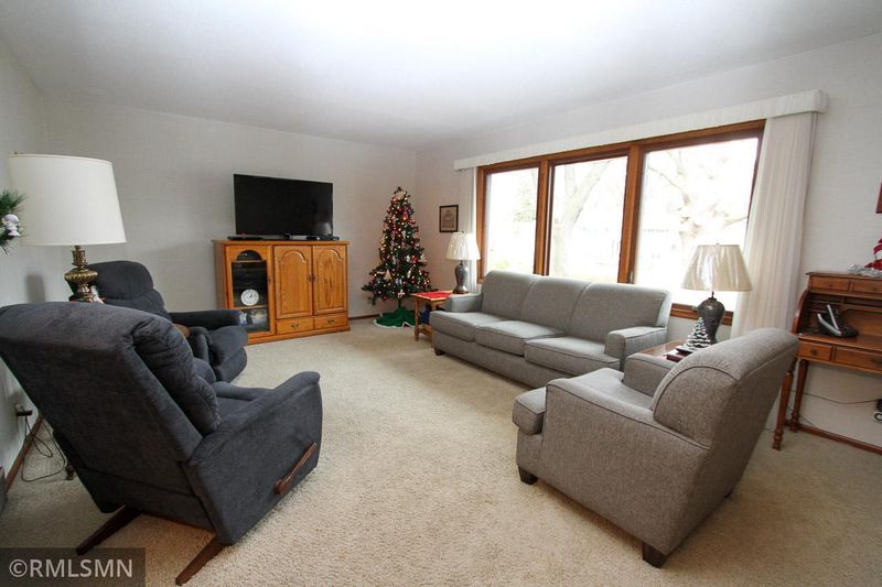 3347 Shepherd Hills Cir, Bloomington, MN 55431