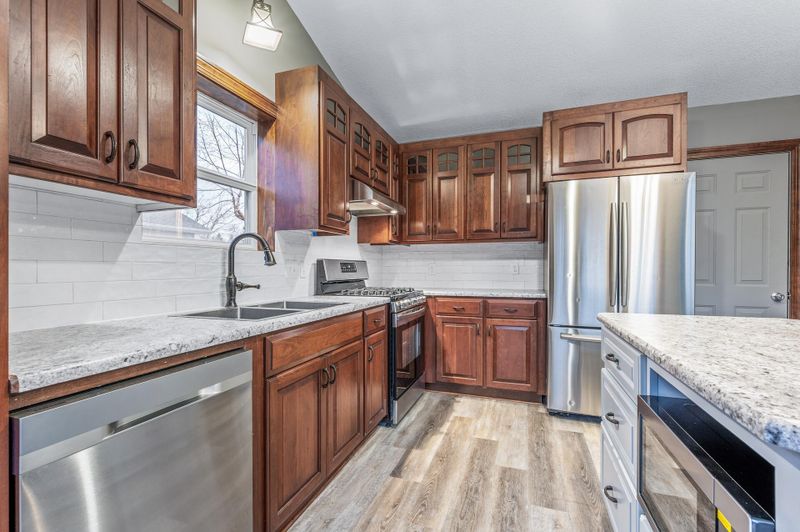 673 Summer Ln, Eagan, MN 55123