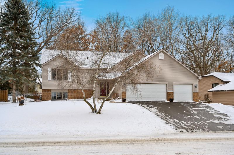 2082 Pin Oak Dr, Eagan, MN 55122