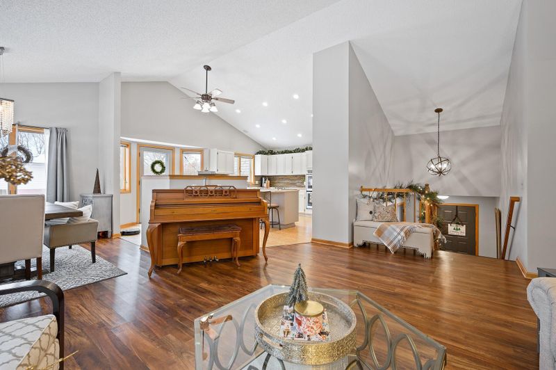 2082 Pin Oak Dr, Eagan, MN 55122