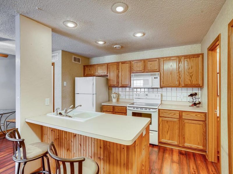 1853 Riverwood Dr, Burnsville, MN 55337