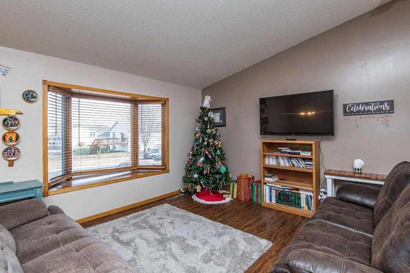 303 10th Ave NE, Kasson, MN 55944