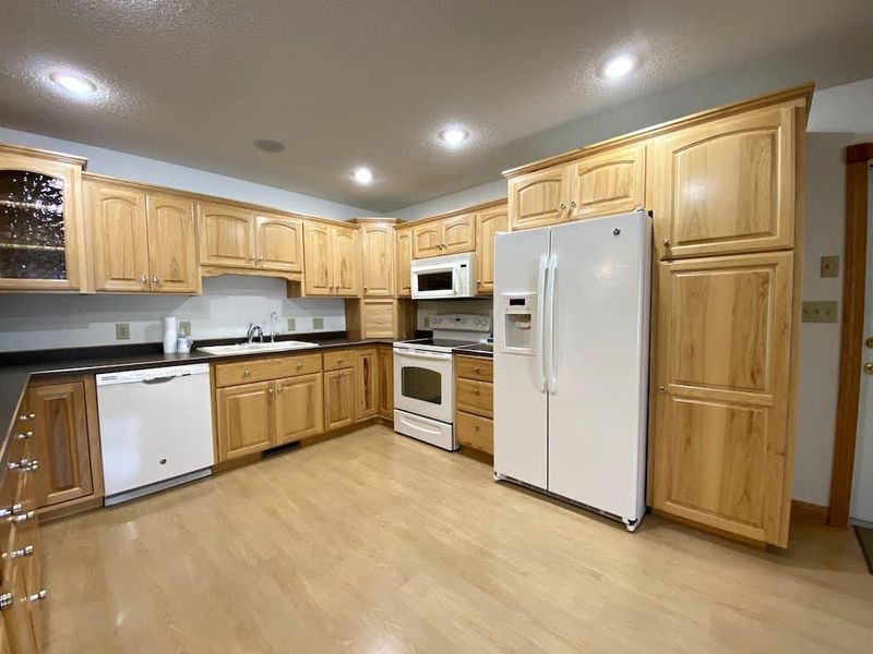 607 Hudson Dr, Paynesville, MN 56362
