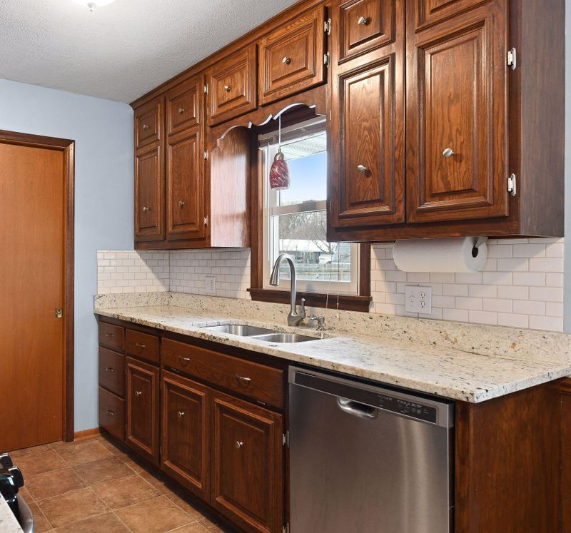 1009 Parallel St, Chaska, MN 55318