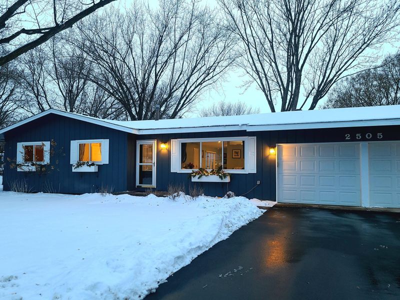 2505 Kennelly Ct, Burnsville, MN 55337