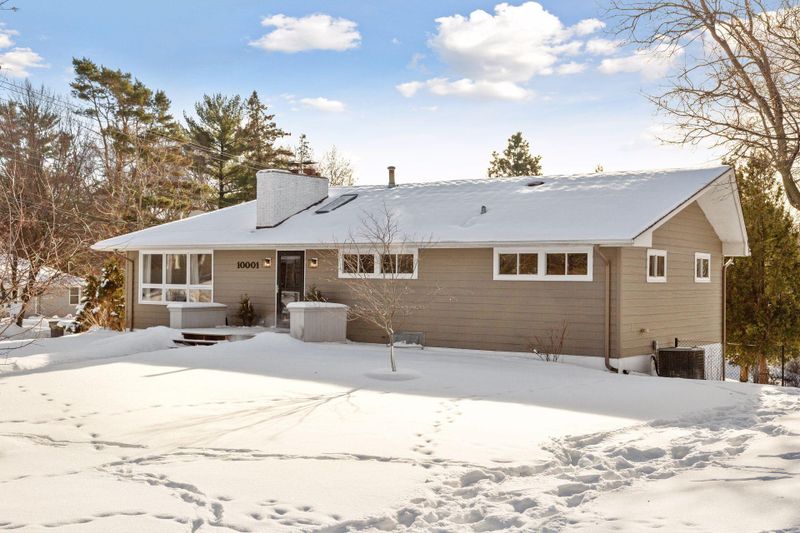 10001 Crestridge Dr, Minnetonka, MN 55305
