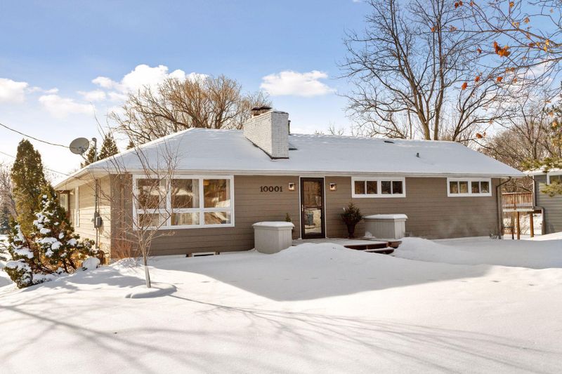 10001 Crestridge Dr, Minnetonka, MN 55305