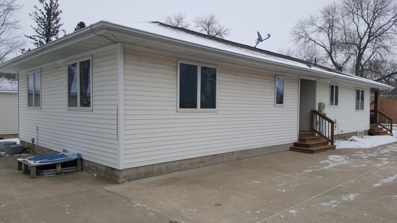 810 8th St SW, Willmar, MN 56201
