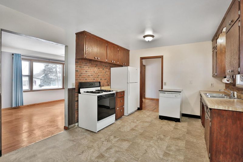 2720 Longview Dr, Maplewood, MN 55109