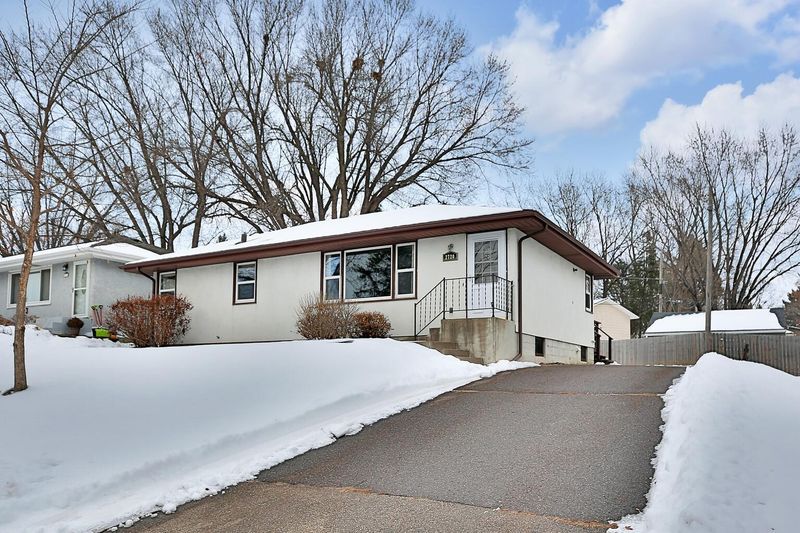 2720 Longview Dr, Maplewood, MN 55109