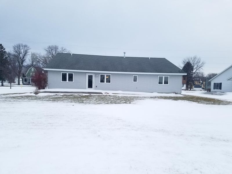 604 Elm Dr, Fairfax, MN 55332