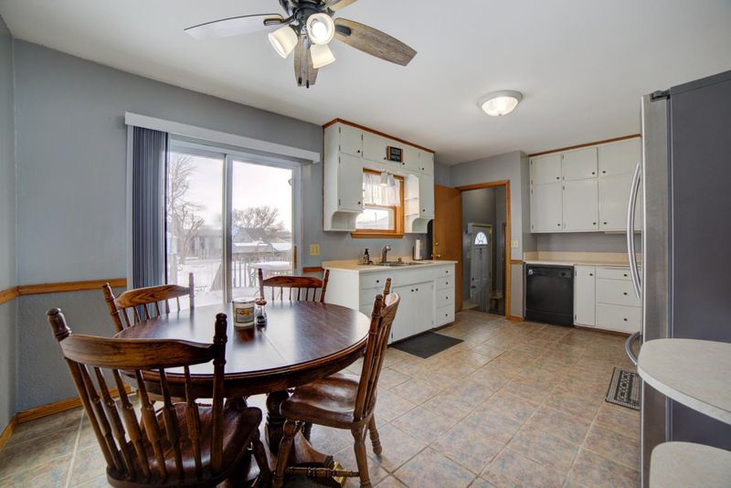 612 Baxter Ave N, Glencoe, MN 55336