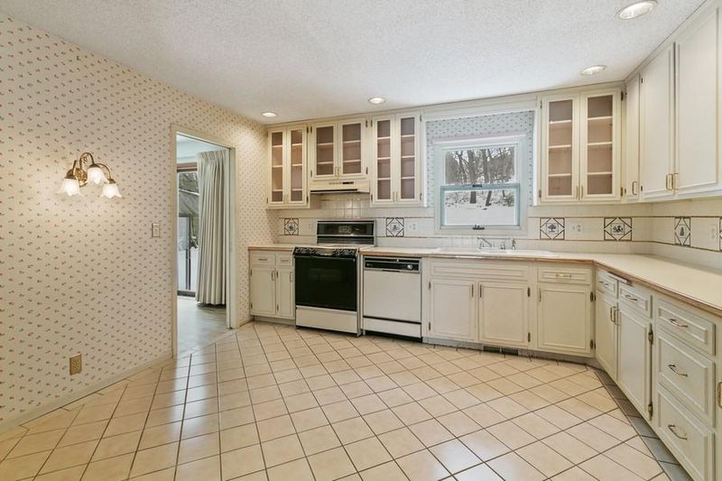 9332 Briar Ln, Bloomington, MN 55437