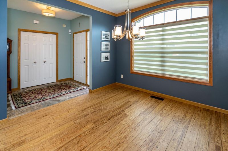 9255 Woodridge Way, Savage, MN 55378