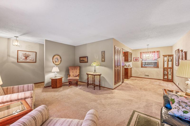 1884 Merrill St, Roseville, MN 55113
