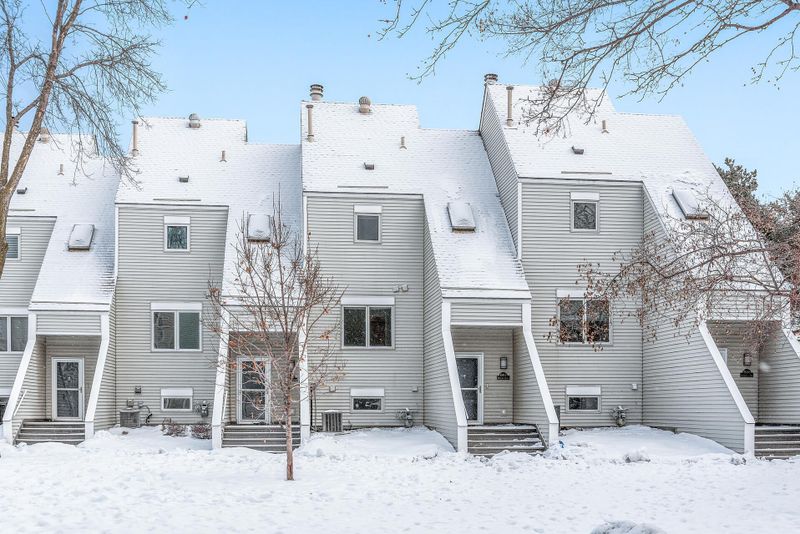 1802 Skyline Curve, Minneapolis, MN 55411