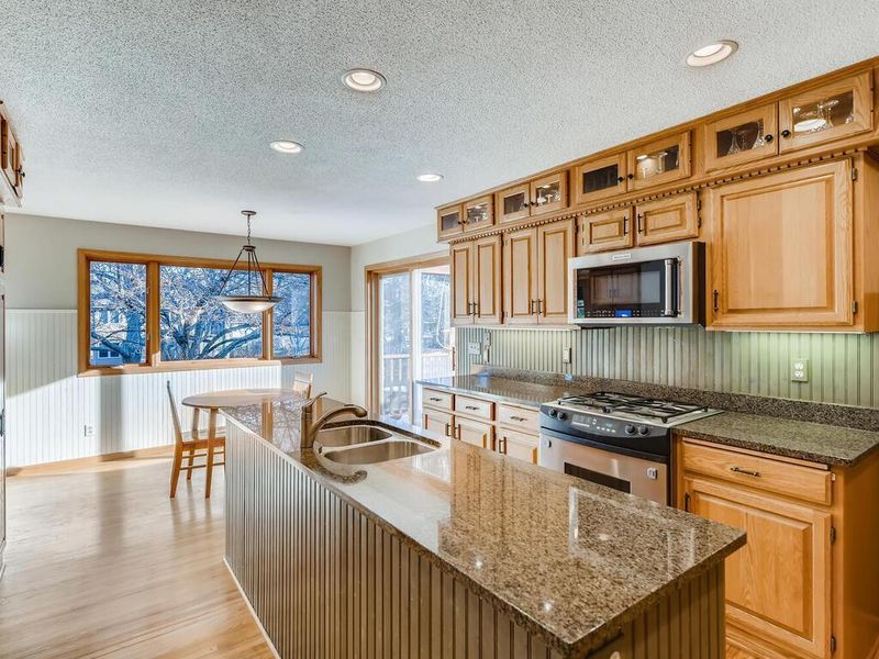 6491 Matthew Cir, Eden Prairie, MN 55346
