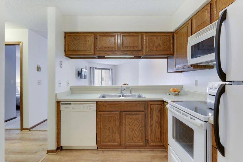 1390 Carling Dr #204, Saint Paul, MN 55108