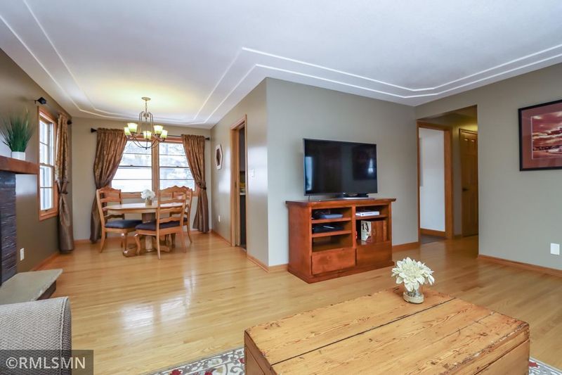 2494 Holloway Ave E, Maplewood, MN 55109