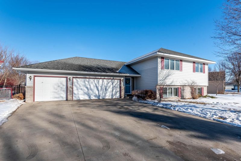 1652 La Mar Dr, North Mankato, MN 56003