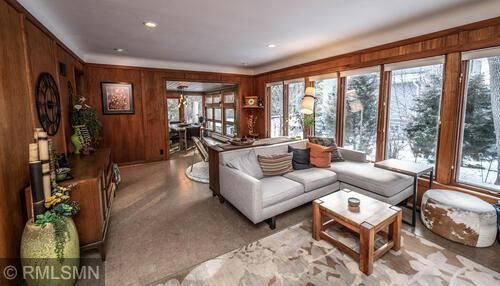 1555 E 96th St, Bloomington, MN 55425