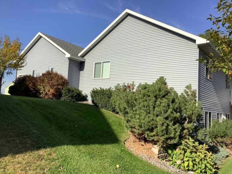 8151 Natures Edge Rd, Clear Lake, MN 55319