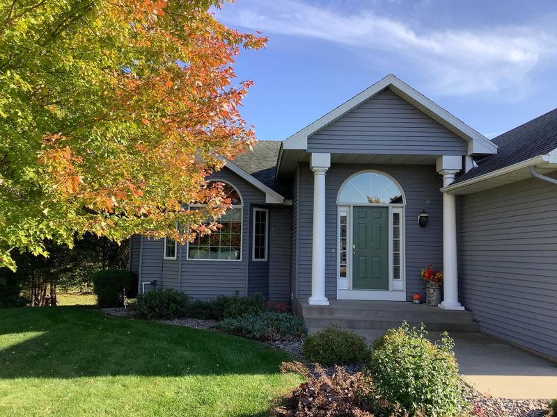 8151 Natures Edge Rd, Clear Lake, MN 55319