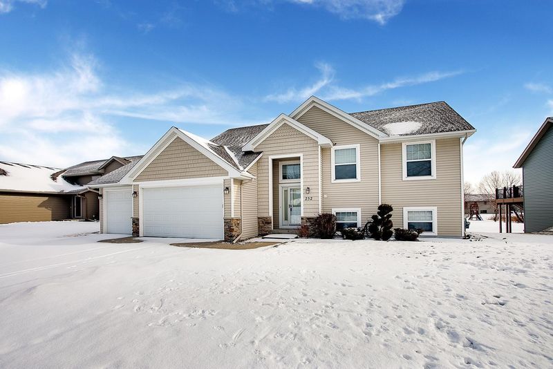 232 Creekside Dr, Eagle Lake, MN 56024