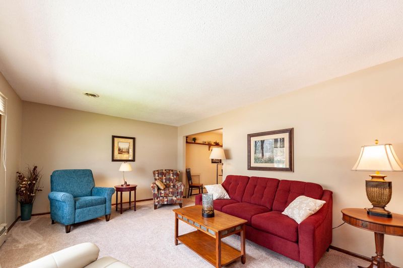 275 Spruce Dr E, Annandale, MN 55302