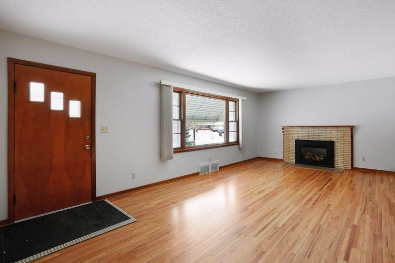 557 Simard St, Mendota Heights, MN 55118