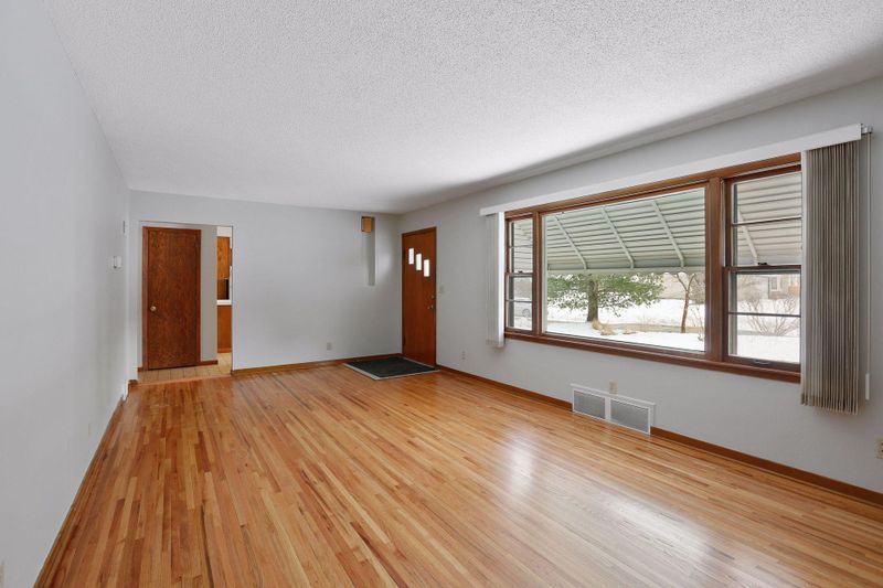 557 Simard St, Mendota Heights, MN 55118