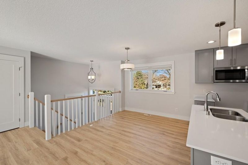 604 Thames Cir, Eagan, MN 55123