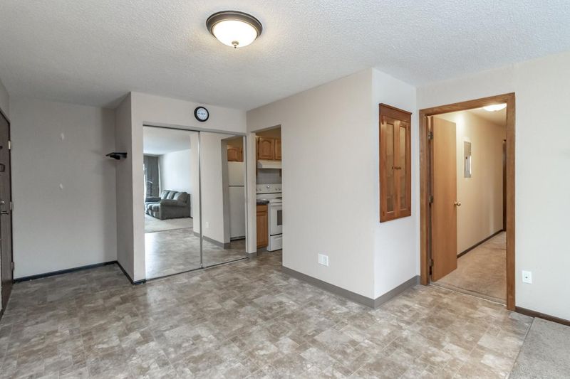 3420 Golfview Dr #212, Eagan, MN 55123