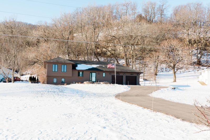 940 Frontage Rd, Dakota, MN 55925