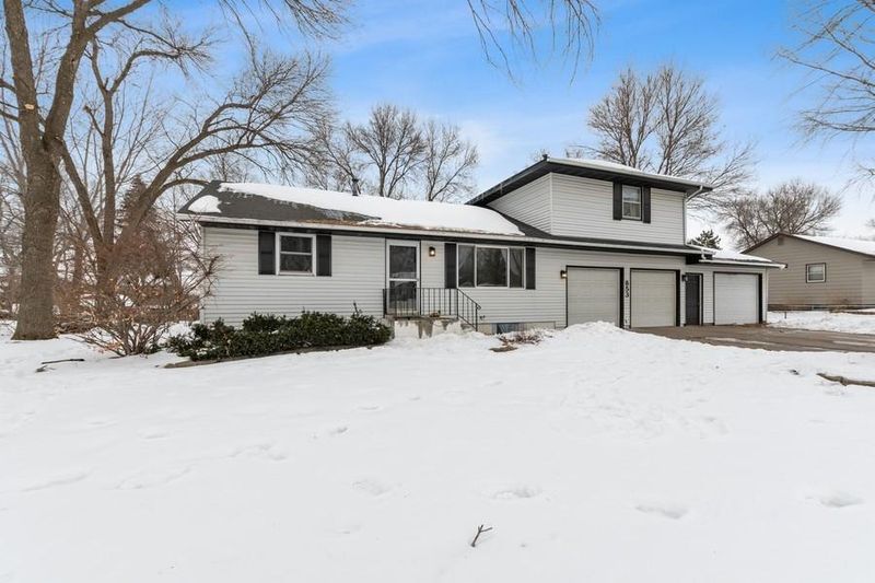 853 40th Ln, Anoka, MN 55303