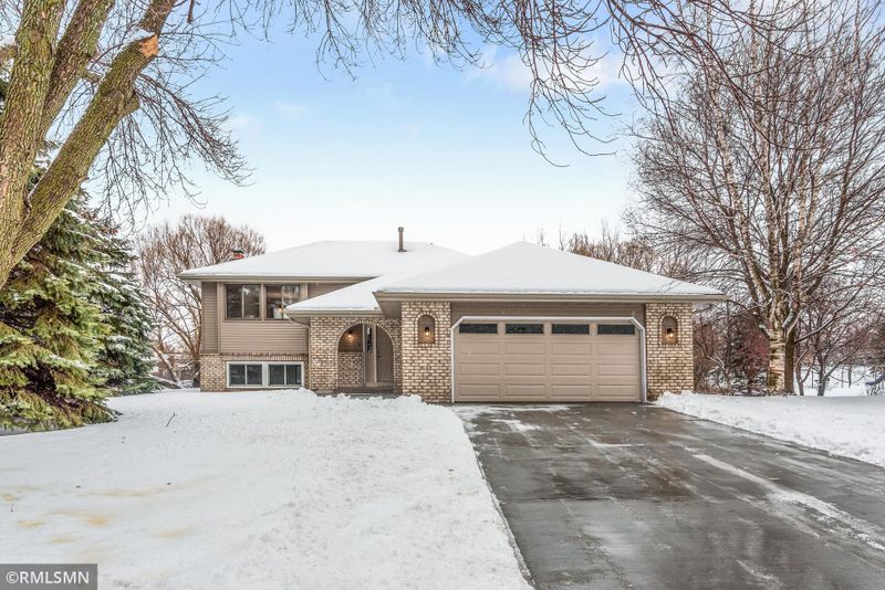 1979 Helena Ct, Oakdale, MN 55128